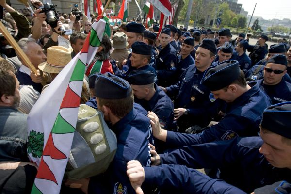 Demonstranty před parlamentem konfrontovala policie.